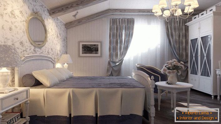 Spavaća soba u prirodnom stilu se pravi u prigušenim plavim tonovima. Zid na glavi kreveta pokriven je tapetom cvetnim obrascem.