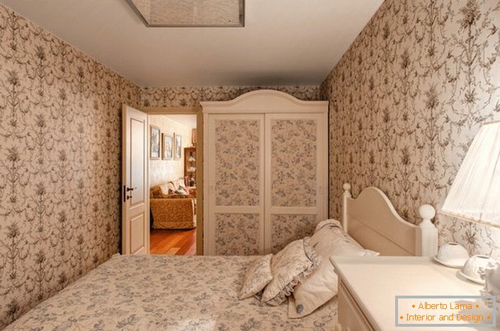 Udobna spavaća soba za jednu zemlju u maloj seoskoj kući na jugu Italije.