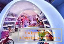 Радужный интерьер в магазине игрушек Pilarova priča, Барселона
