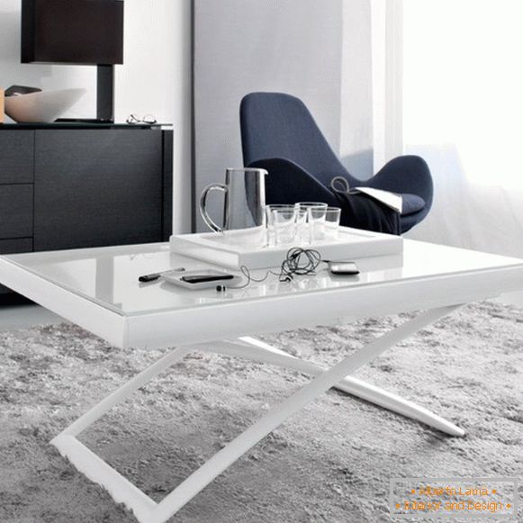 bočni stol u bijeloj boji sa staklenim vrhom