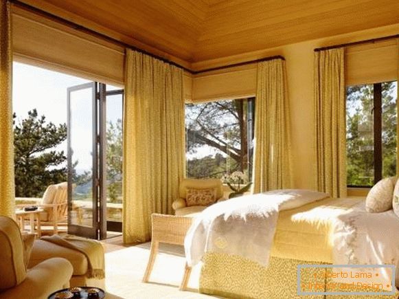 Bamboo rimske zavese u unutrašnjosti spavaće sobe
