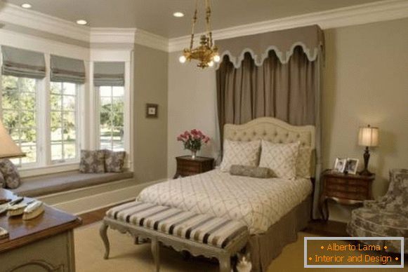 Dvobojne rimske zavese u dizajnu spavaće sobe
