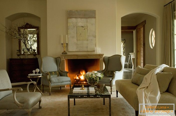 Jedan od unutrašnjih elemenata, poželjan za uređenje sobe u francuskom stilu, je kamin. Kamin u kamenu u elegantnom panelu ne samo da bude izuzetan dekorativni detalj, već i element sistema grejanja u hladnoj sezoni.