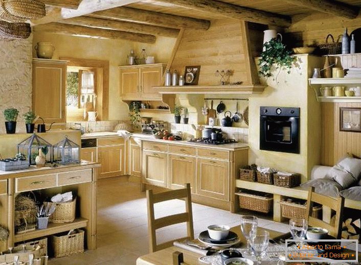 Kuhinja u francuskom stilu masivnog drveta uređena je cvijećem, koja je ravnomjerno raspoređena po sobi. 