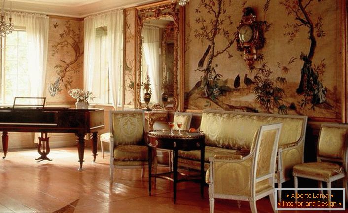 Luksuzna dnevna soba u stilu Empire je vredna pažnje za izvrsnu dekoraciju.Vlasnik kuće, najverovatnije, voli da svira klavir, što se takođe uklapa u celokupnu sliku unutrašnjosti. 