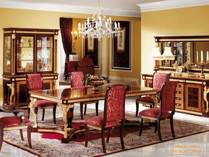 Luksuzna trpezarija u stilu Empire sa svetlim akcentima od plemenitog crvenog.
