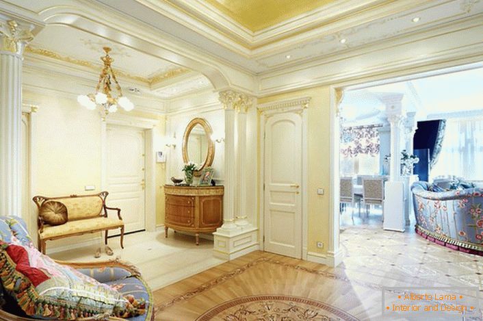 Royal apartmani u stilu Empire u običnom moskovskom stanu.