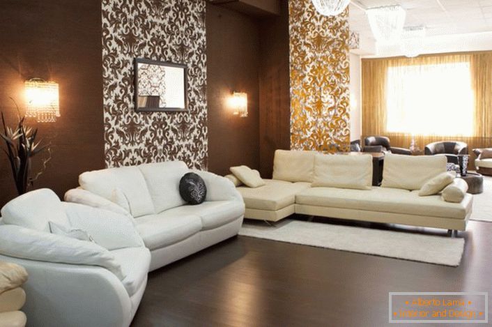 Kontrastna kombinacija tamno braon i bijele - klasično rješenje za dizajn sobe za goste u Empire stilu.