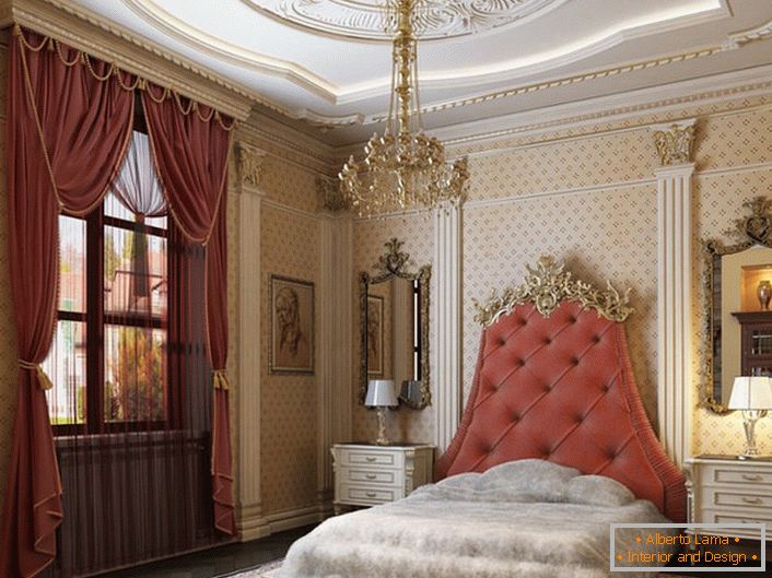 U središtu dizajnerske kompozicije nalazi se krevet sa visokim plakatima, tapeciranim mekom tkivu boje čajeve. 