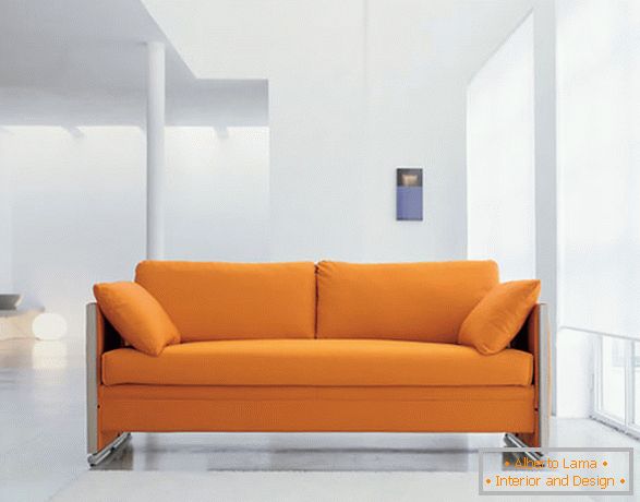 Mekana narančasta sofa