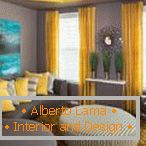 Kombinacija sivih zidova i žute zavese u dnevnoj sobi