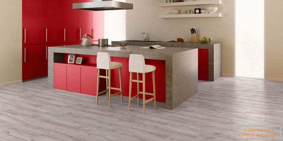 Kombinacija sivog poda, bež zidova i crvenog nameštaja u kuhinji