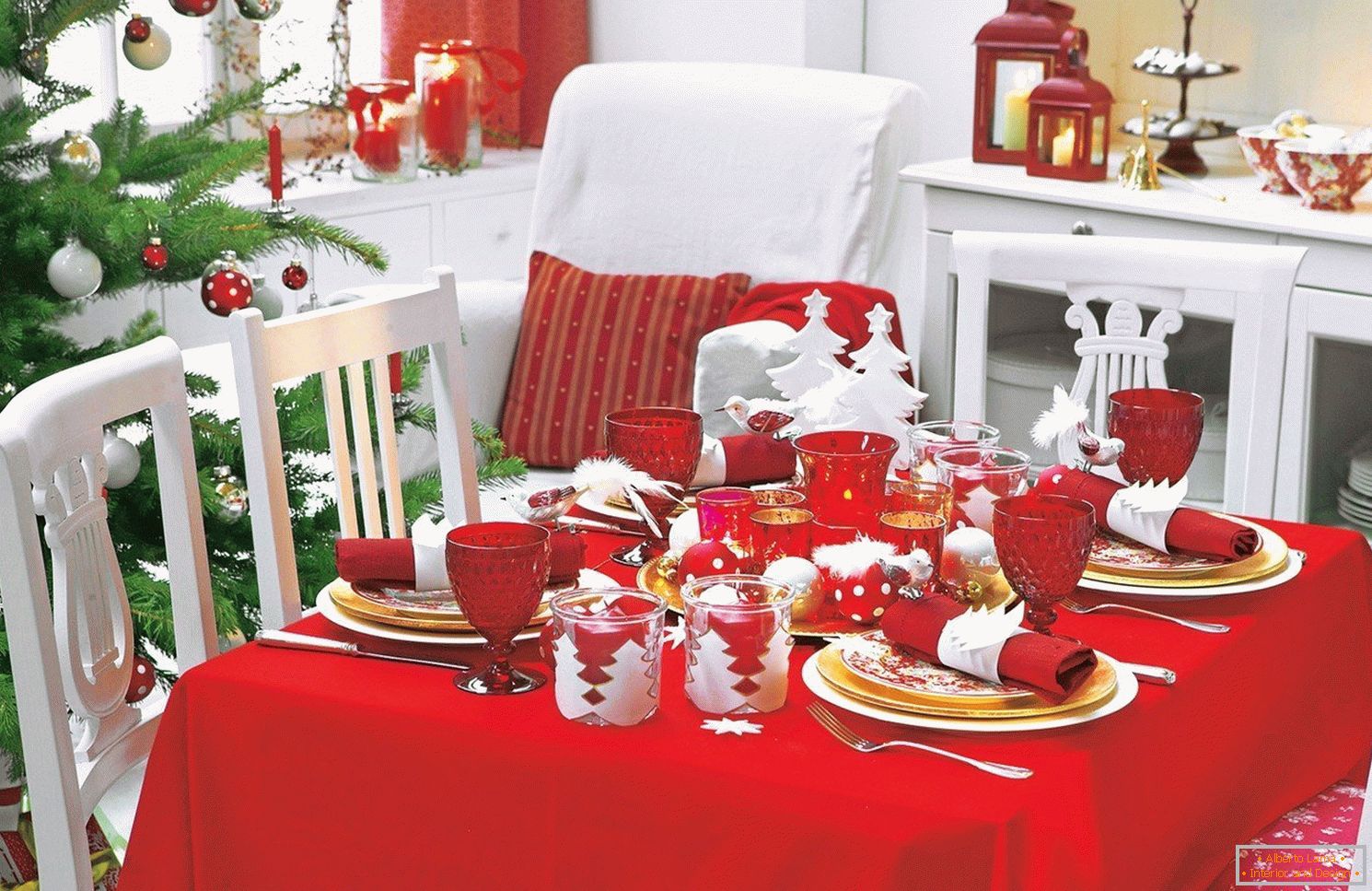 Dekoracija novogodišnjeg stola u crvenoj boji