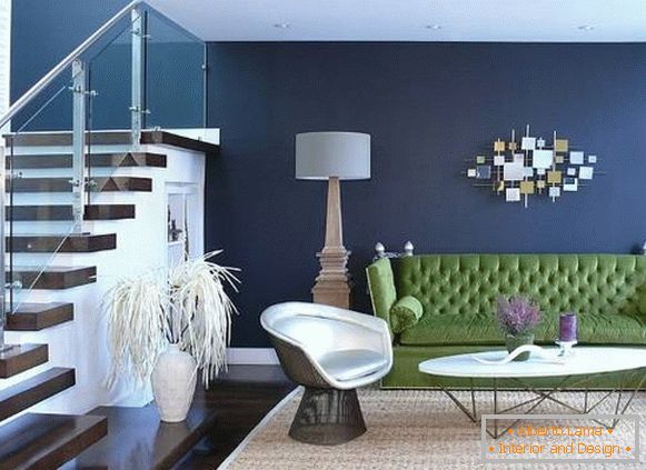Zelena kauč i plavi zidovi u dnevnoj sobi