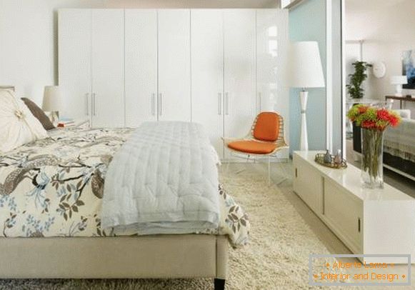 Moderna garderoba u spavaćoj sobi u bijeloj boji