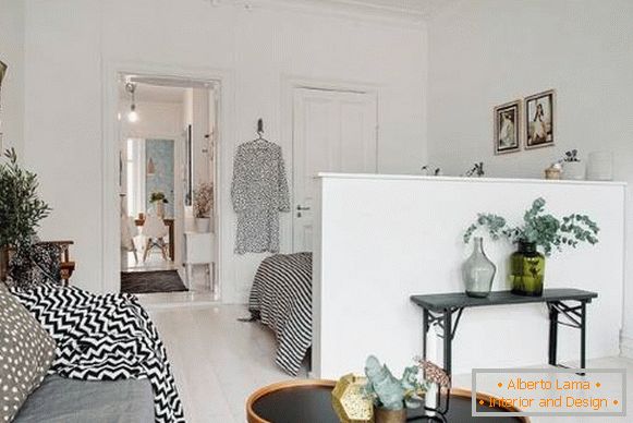 Pregrada između dnevnog boravka i spavaće sobe u stanu u skandinavskom stilu