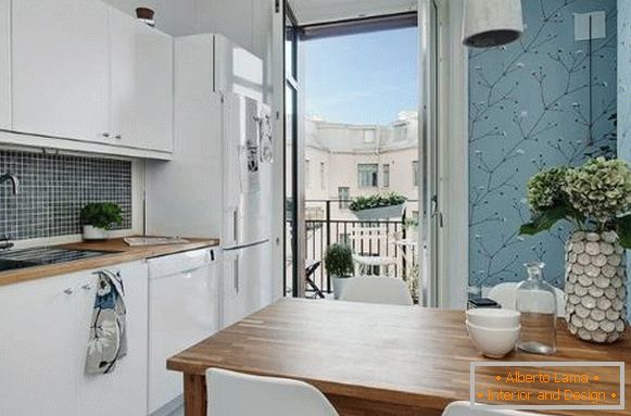 Kuhinja s balkonom u jednosobnom stanu u skandinavskom stilu