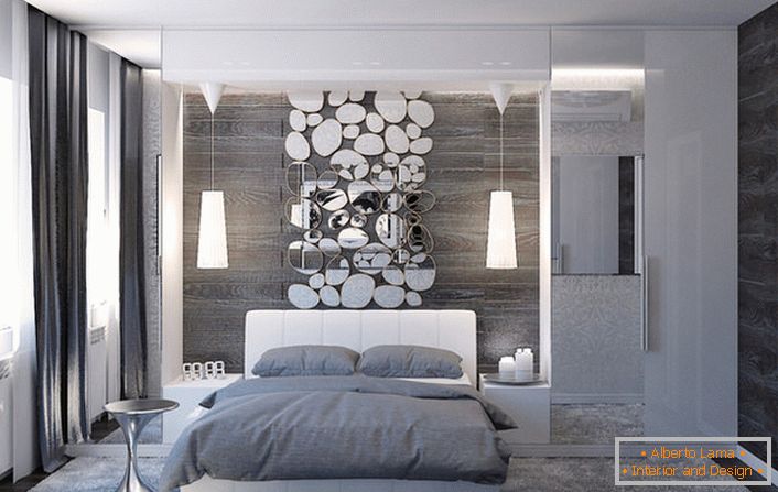 Zid iznad glave kreveta ukrašen je elegantnim kolažom ovalnih oblika ogledala.