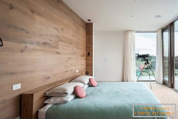 Ukrašenje zidova drvetom - fotografija moderne spavaće sobe