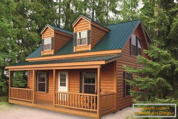 Obojene drvene kuće - fotografija sa zelenim krovom