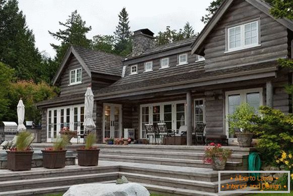 Fotografija fasada drvenih kuća - stara kuća od drvne građe