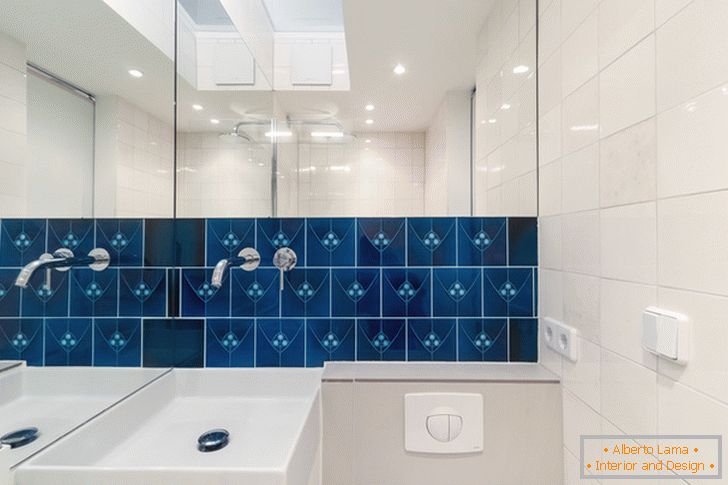 Plave pločice na zidu u kupatilu