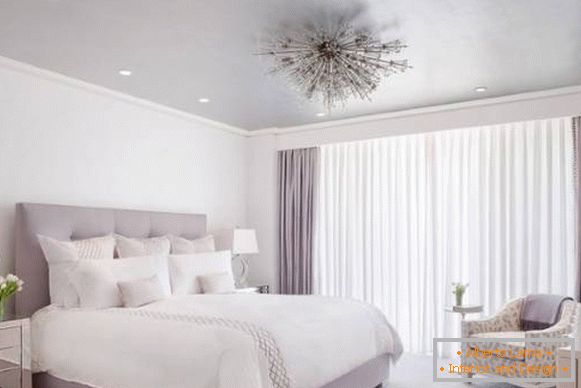 Moderan dizajn spavaće sobe u boji jorgovana
