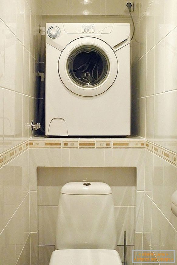 Mali toalet sa mašinom za pranje rublja