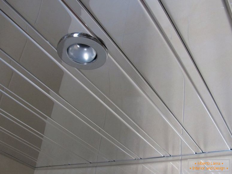 Stropni plafon aluminijuma u kupatilu
