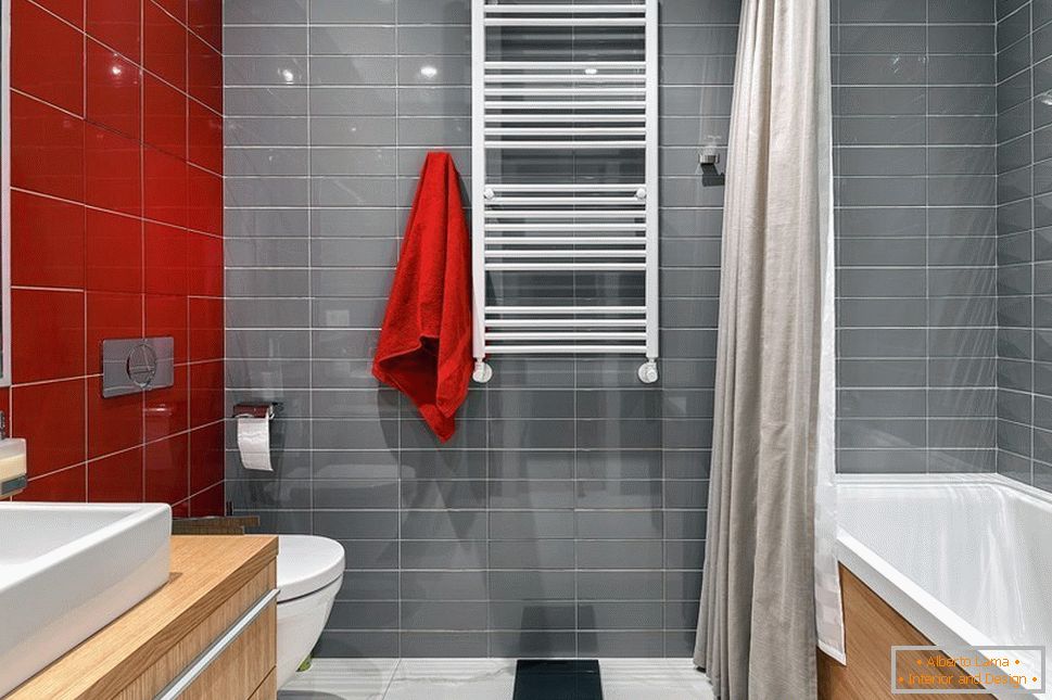 Crveno-sivi zidovi u kupatilu