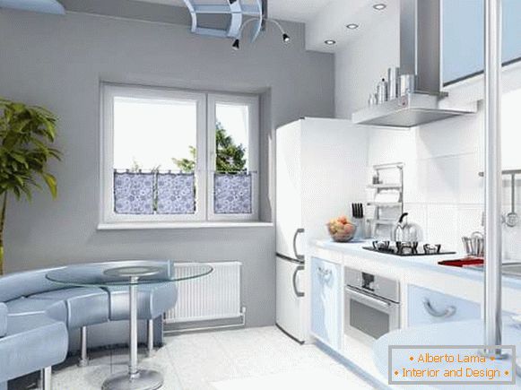 Unutrašnjost male kuhinje u privatnoj kući - dizajn u bijelom i plavom tonu