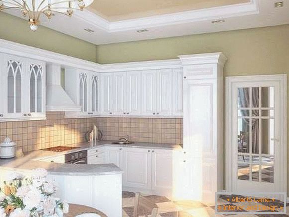 Unutrašnjost male kuhinje u privatnoj kući - bela kuhinja u klasičnom stilu
