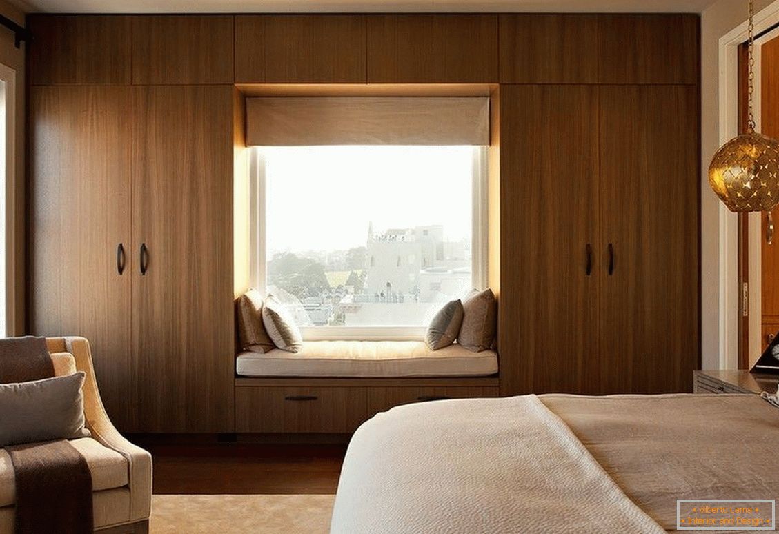 Dizajn spavaće sobe sa dva prozora
