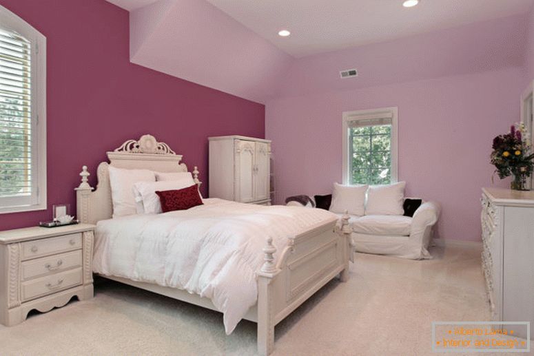 Ružičasta spavaća soba u luksuznoj prigradskoj kući