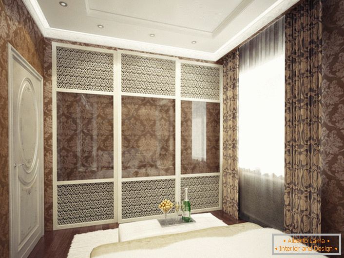 Nameštaj za spavaću sobu u stilu Art Deco treba da bude prostran, funkcionalan i atraktivan. Elegantna garderoba s sjajnim vratima je idealna unutrašnja opcija u ovom stilskom pravcu.