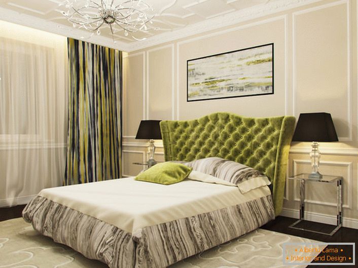 Spavaća soba s malim dimenzijama takođe može biti uređena u stilu art deco. Modeliranje plafona korišćeno za kalupovanje. Izgled privlači kontrast tamne masline i bež.