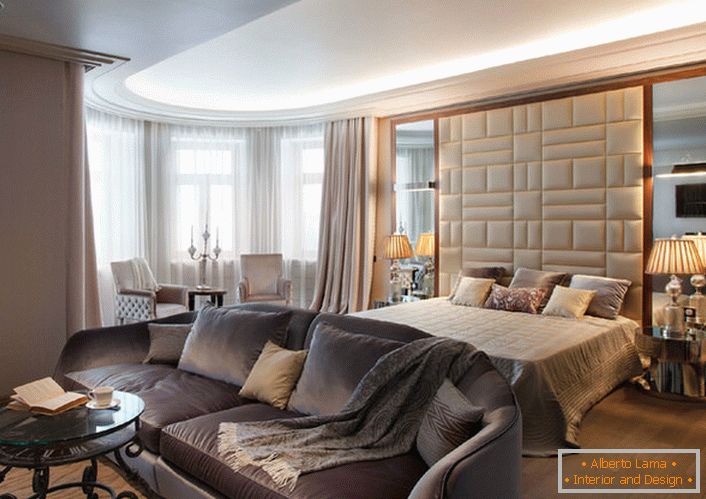 Prostrana spavaća soba u stilu Art Deco u običnom gradskom stanu u Moskvi.