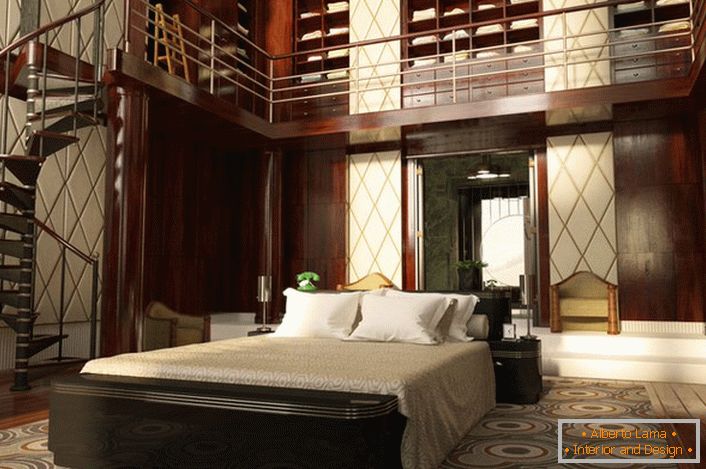 Spavaća soba sa visokim plafonima je sasvim dobro dekorisana. Prostor je organizovan funkcionalno i jednostavno. Spiralno stepenište vodi impresivnu garderobu.