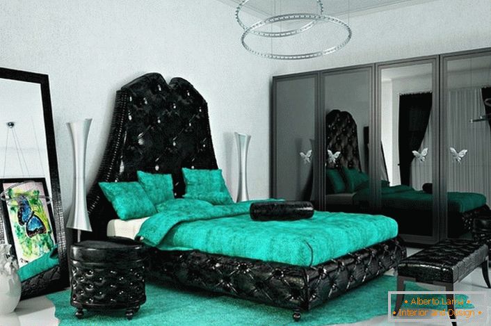 Svetle, upečatljive boje za art deco stil. Smaragdna boja harmonično odgovara crnom. Idealna spavaća soba za kreativnu osobu.