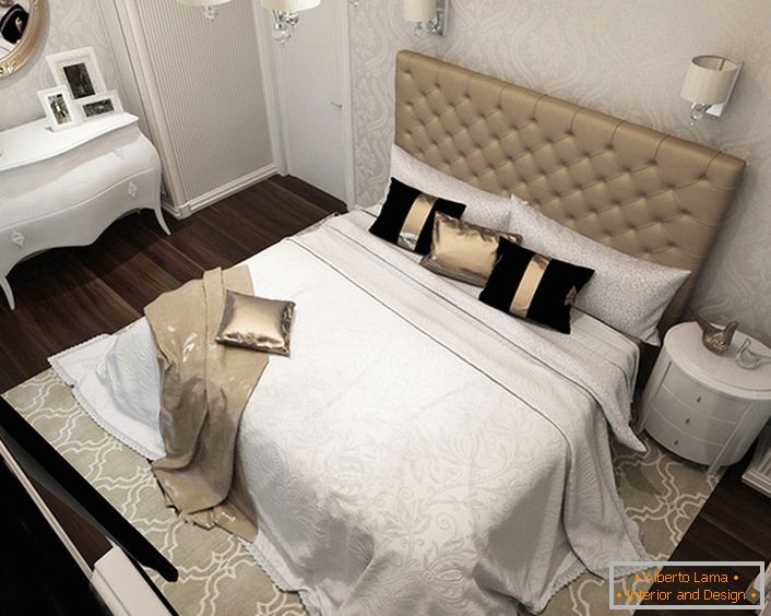 U sredini dizajnerske kompozicije nalazi se krevet sa visokim, tapaciranim mekom glavom. Pompezan art-deco stil se manifestuje upotrebom skupih tkanina za dekor, tako da na krevetu vidimo jastuke sa satenskim jastučićima i šik-posteljnom posteljinom.