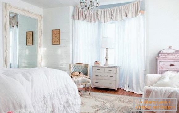 Namještaj i dekor u stilu čeki šik u unutrašnjosti spavaće sobe