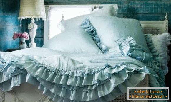 Dekoracija i dekoracija šibi šik u unutrašnjosti spavaće sobe u tirkiznoj boji
