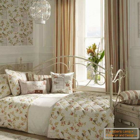 Stilski dizajn spavaće sobe je elegantan šik sa kaučem od kovanog gvožđa