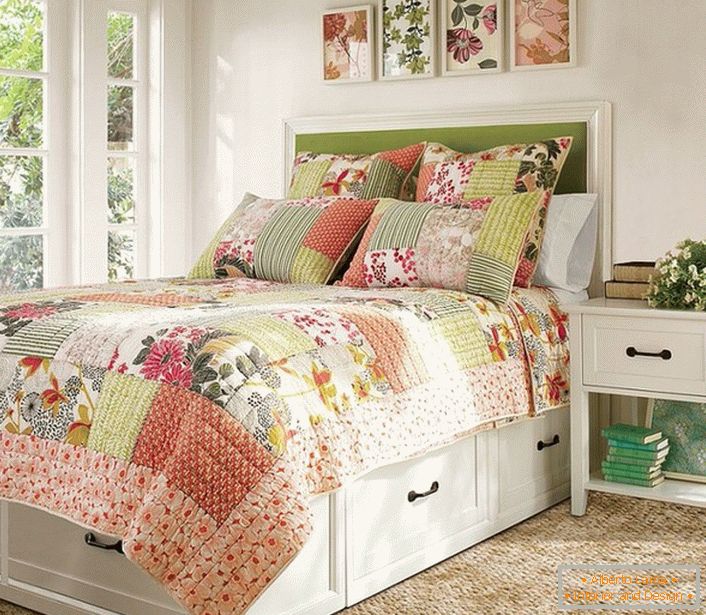 U skladu sa stilom zemlje, odabrani su dekorativni elementi za spavaću sobu. Jastuci i Plaid u stilu