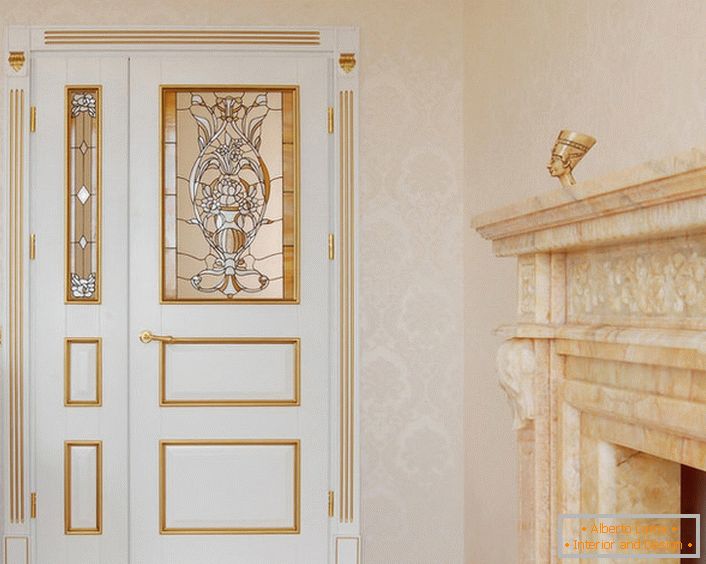 Dizajn vrata u stilu Art Nouveau je umereno ograničen i rafiniran. Bela boja platna skladno kombinuje sa zlatnim dekorativnim detaljima.