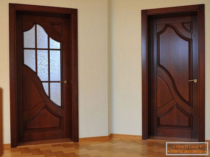Vrata u stilu Art Nouveau u predvorju seoske kuće. Neki vode u dnevnu sobu, drugi u kupatilo.