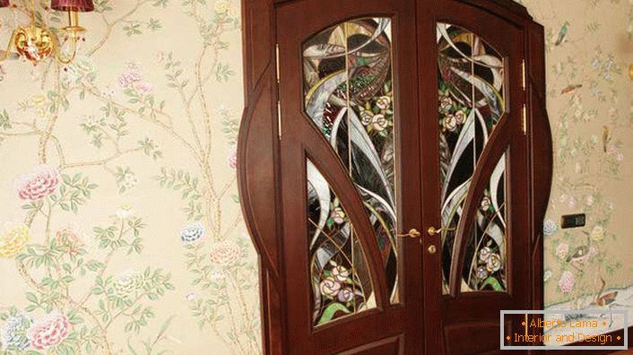 Jedan od zahteva modernog stila je prirodnost korišćenih materijala. Unutrašnja vrata od prirodnog drveta Wenge su ukrašena atraktivnom vitražom. 