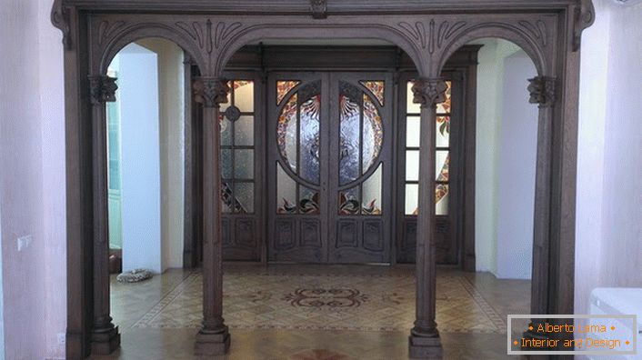 Ulazna vrata u stilu Art Nouveau su napravljena od tamnih šuma skupog drveta. Hala u kompletu sa takvim vratima izgleda svečano i pompezno. 