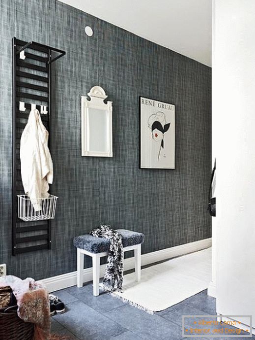 Crno-beli kontrast u dizajnu hodnika