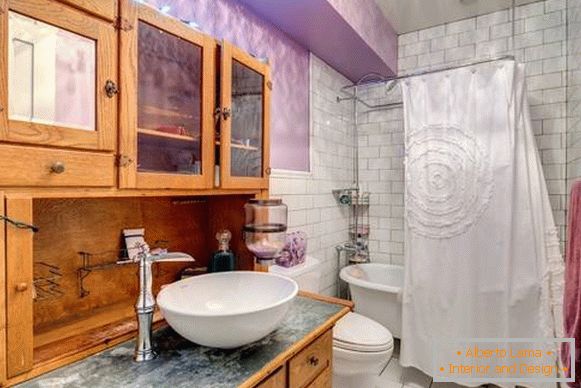 Drveni bife - fotografija u modernoj kupaonici